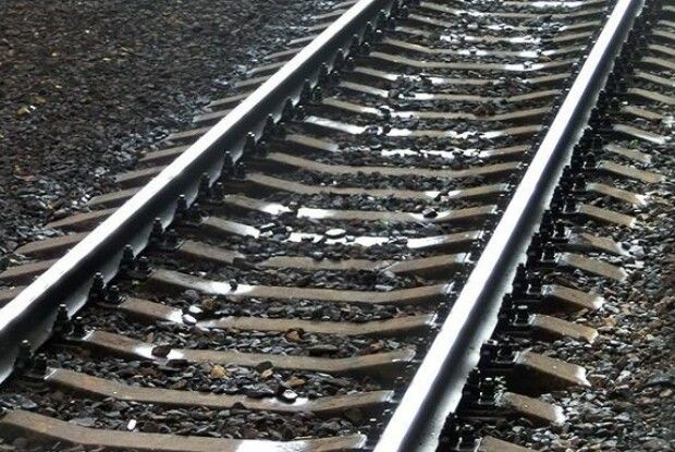 Цієї ночі потяг смертельно травмував хлопця та дівчину, які на скутері перетинали залізничне полотно