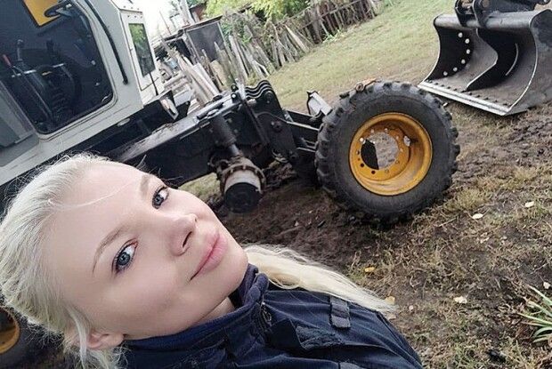 Тендітна танцюристка Ілона Карпачова на екскаваторі розміновує Схід України