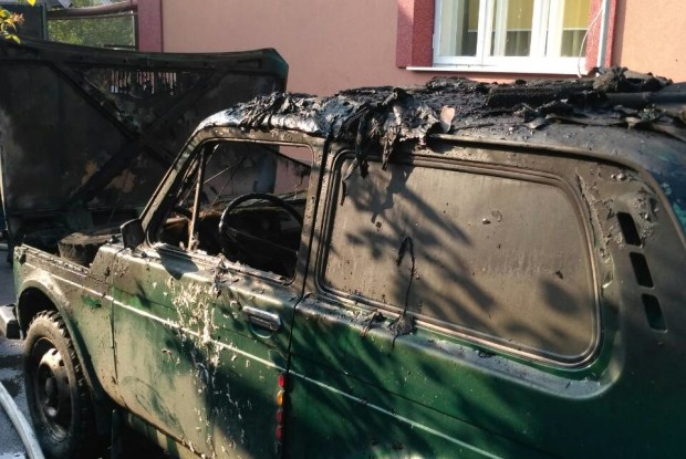 Рівненські рятувальники викотили автівку з палаючого гаража