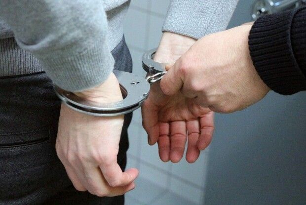 Поліція затримала 23-річного маневиччанина за підозрою у вчиненні розбою