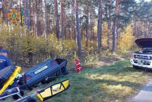 На Волині зіткнулися легковик та мікроавтобус: водія та пасажира довелося вирізати з авто (Фото)