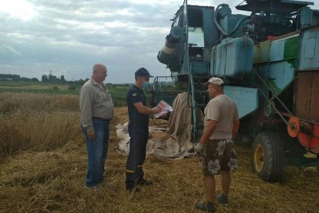 На Волині посеред поля спинили комбайни