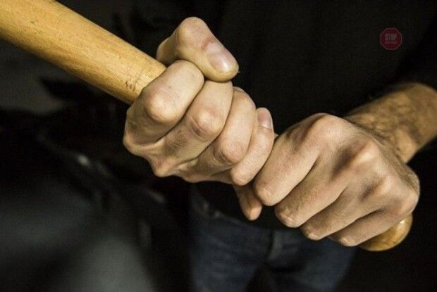 Волинянину, який вдарив чоловіка палицею по голові, щоб забрати мобільник, повідомили про підозру