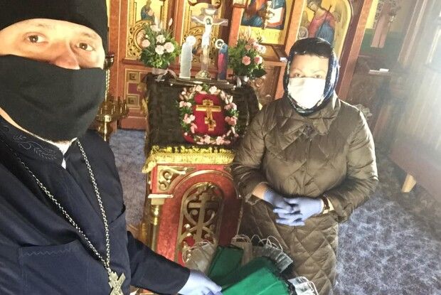 У луцькій церкві, замість заклику обмежити контактування з людьми, видають... захисні маски