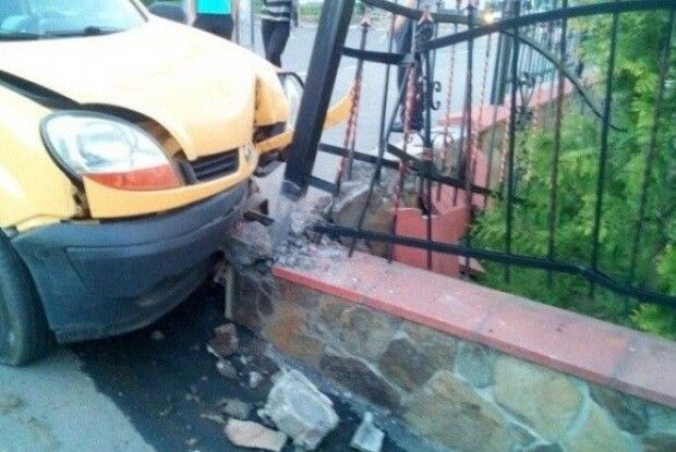 У Шацькому районі легковик врізався в паркан, є постраждалі