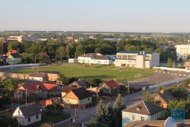 У Володимирі чоловіки пили на стадіоні, один ще й мав наркотики (Фото)