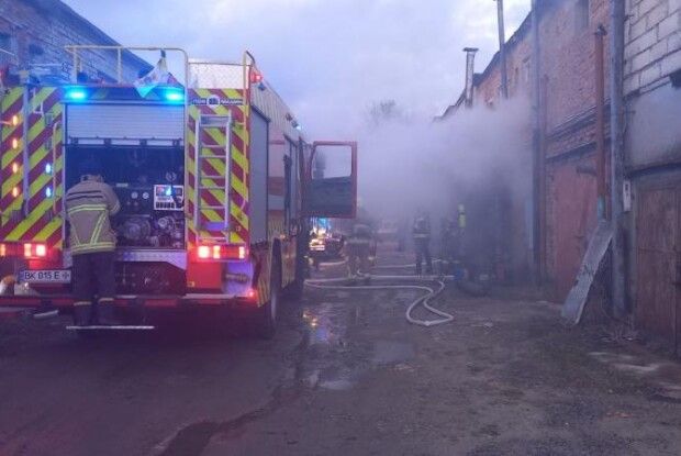 Друга пожежа за день: біля Рівного загорівся ще один гараж (Фото)