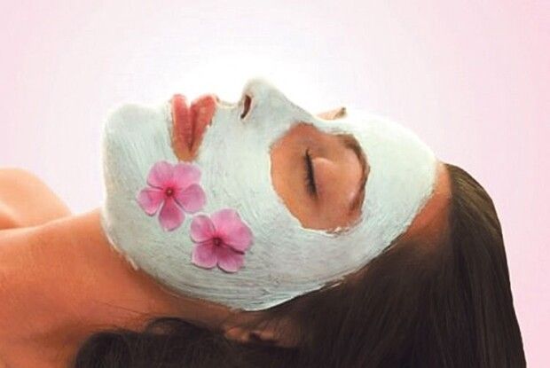 Так робила Клеопатра: чудодійні секрети догляду за шкірою під очима