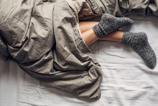 Чому не варто спати в шкарпетках?