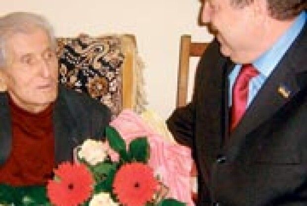 ГОЛОВА ОБЛРАДИ ПРИВІТАВ ПИСЬМЕННИКА