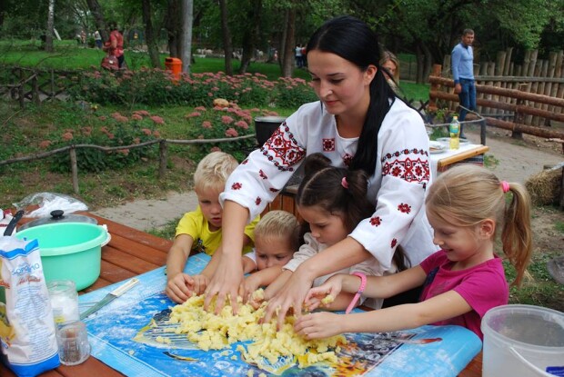 У Рівненському зоопарку найголовнішою сьогодні була картопля (фото)