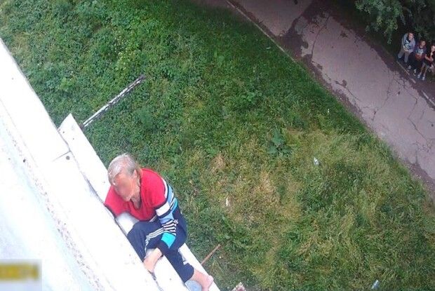 Патрульний врятував жінку літнього віку, яка звисала з дашка балкона