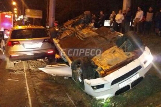У Києві авто перекинулося на дах: загинула дівчина