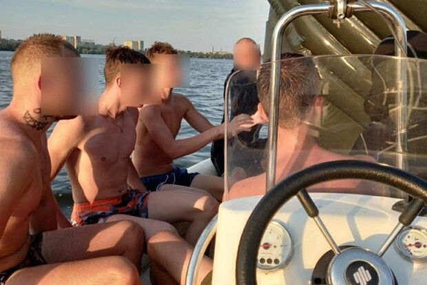 Рятувальникам довелося посеред Дніпра знімати з надувного матраца чотирьох парубків