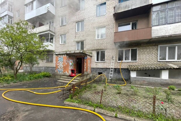  У Ковелі на Волині аж 9 рятувальників ліквідовували пожежу в помешканні (Відео)