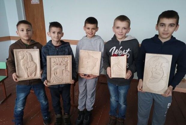 У селищі на Волині діти виготовляють чудові роботи з дерева (Фото)