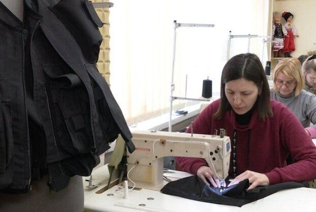У Рівному дистанційне навчання поєднали з пошиттям жилетів для бійців (Відео, фото)