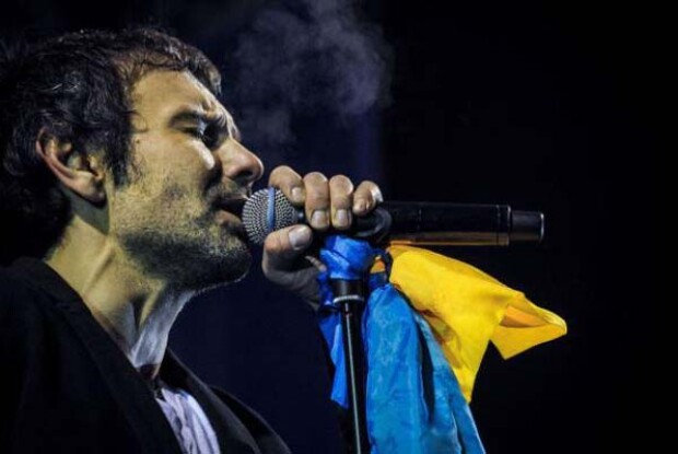 Вакарчук у Мінську заплакав, виконуючи пісню в пам’ять про вбитого журналіста Павла Шеремета… (Відео)