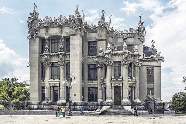 І через 118 років його Будинок із химерами манить до себе туристів з усього світу