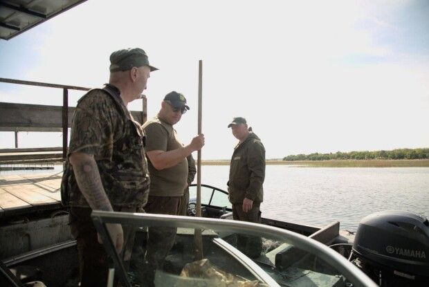 На водоймі Волині знайшли заборонені знаряддя лову та рибу у сітках
