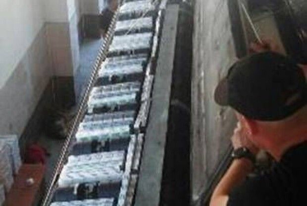 У кондиціонері автобуса прикордонники виявили тютюнову контрабанду (Фото)