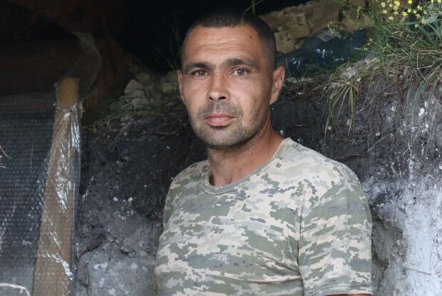 Будівельник з Волині облаштовує міцні фортифікаційні споруди на передовій