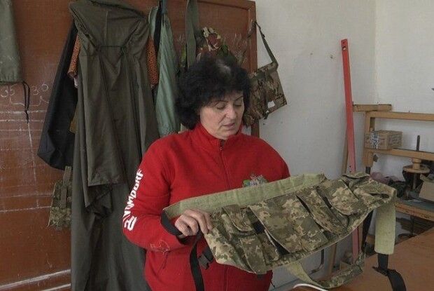 Волонтерське ательє на Волині шиє ноші та намети бійцям на передову (Відео)