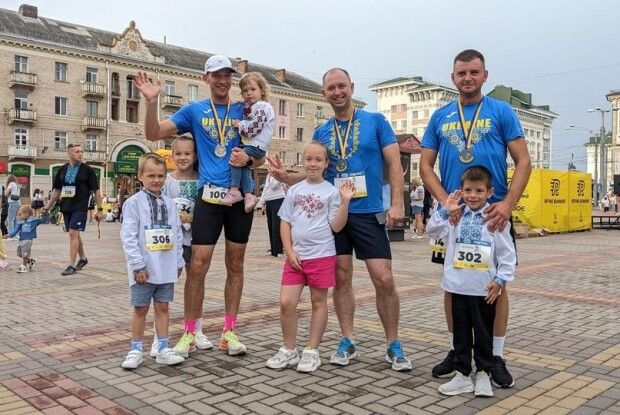 Рівненські рятувальники та їхні дітлахи взяли участь в забігу у вишиванках (Фото)