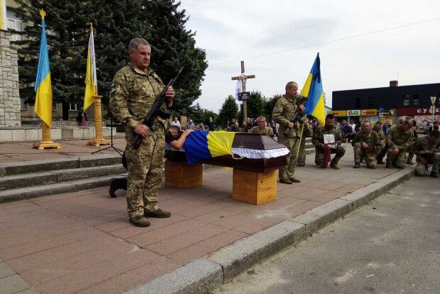 Провели на колінах: на Волині попрощалися із Героєм, що загинув у Запорізькій області (Фото)