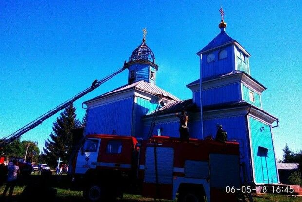 На Волині у старовинній церкві бушував вогонь