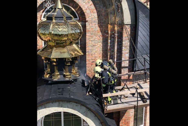 В обласному центрі Волині напередодні Великодня загорілася церква (Фото, відео)