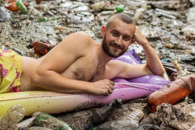 Екоактивіст влаштував оголену фотосесію в купі сміття (Фото)