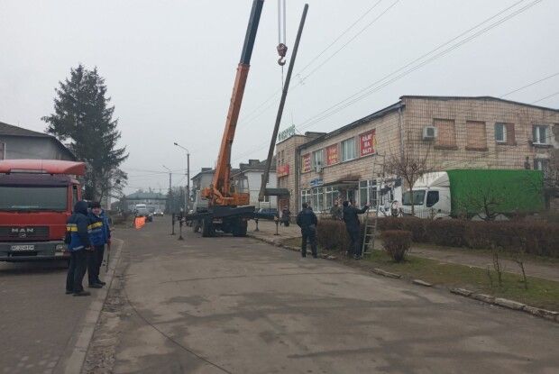 У Маневичах замінили аварійний стовп (Фото)
