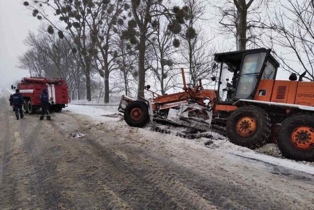 На Волині в сніговому заметі застрягла спецтехніка (Фото)