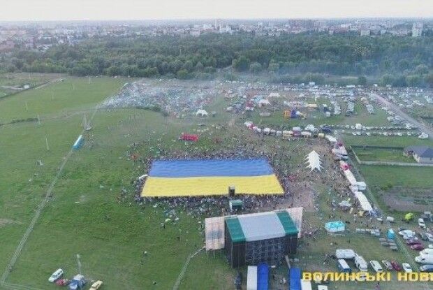 На «Бандерштаті» розгорнули найбільший прапор