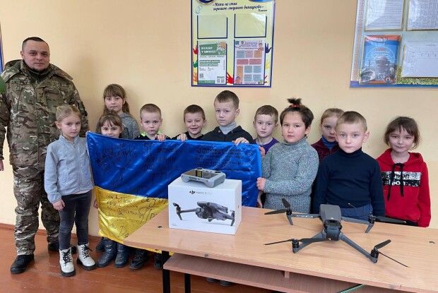 У сільській гімназії на Волині у День єднання воїну-земляку передали дрон  