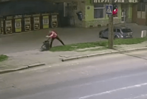 У Луцьку з’ясовують, що за збоченець напав на урну (Відео)