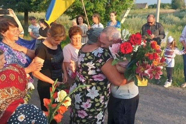 Знову ступив на рідну землю: звільненого з полону волинянина зустрічали усім селом