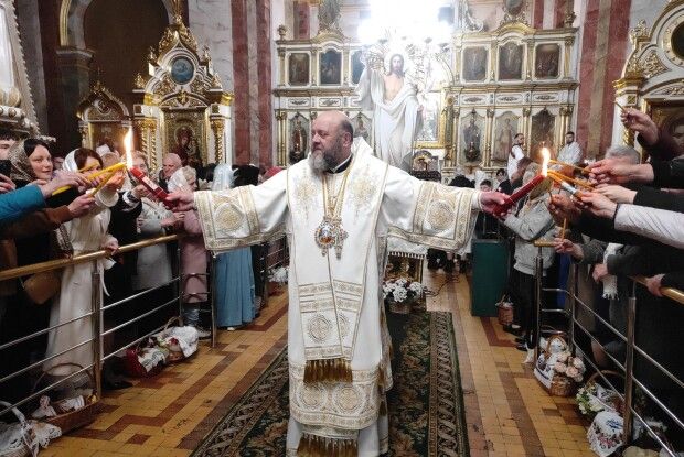 У Луцьку віряни розділили пасхальну радість під час урочистого Богослужіння у Свято-Троїцькому соборі (Фото)