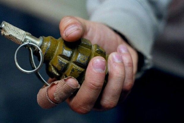 У Луцьку чоловік погрожував працівниці банку гранатою, яку знайшов біля колишнього блокпоста  