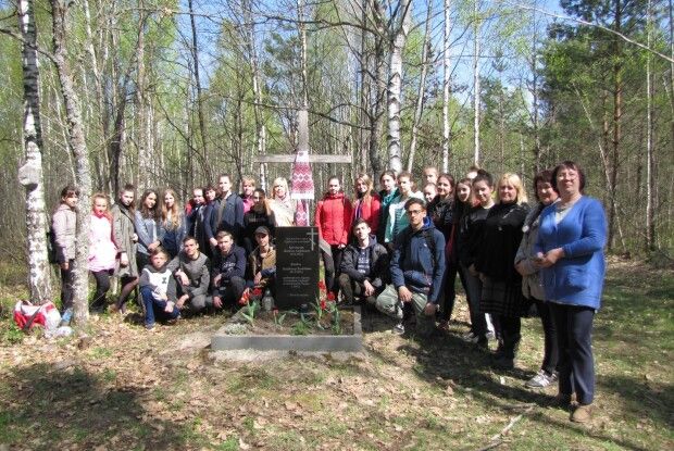 Цуманські школярі вшанували пам'ять двох вояків УПА, полеглих у бою з бандами НКВС (Фото)