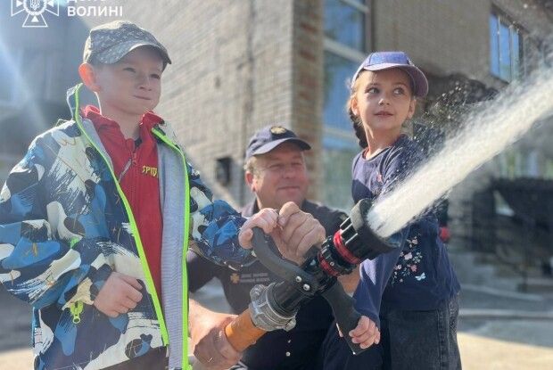 У наймолодшому місті на Волині рятувальники показали дошкільнятам майстер-клас