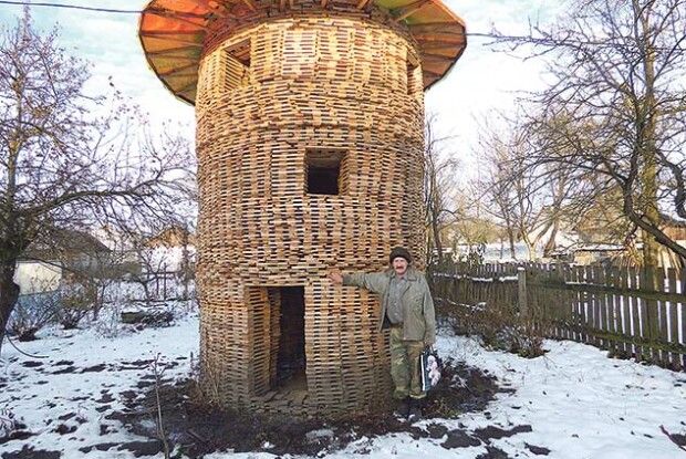 Склав із дров триповерхову башту