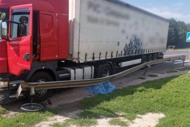 Під Луцьком вантажівка виїхала на зустрічну та на смерть збила велосипедиста: винуватця судили
