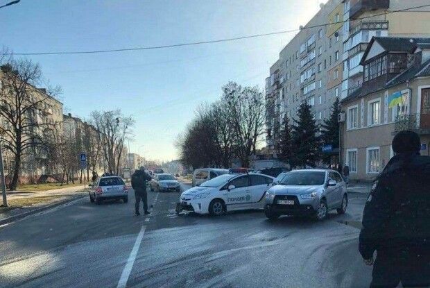 На Волині в аварію потрапило поліцейське авто та легковик