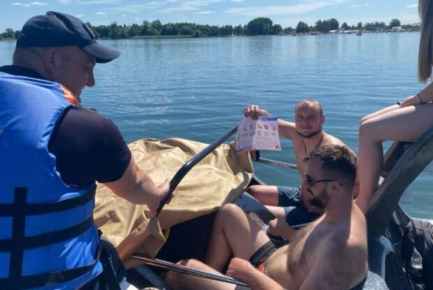Волинь: що роздавали рятувальники відпочивальникам на озері Світязь