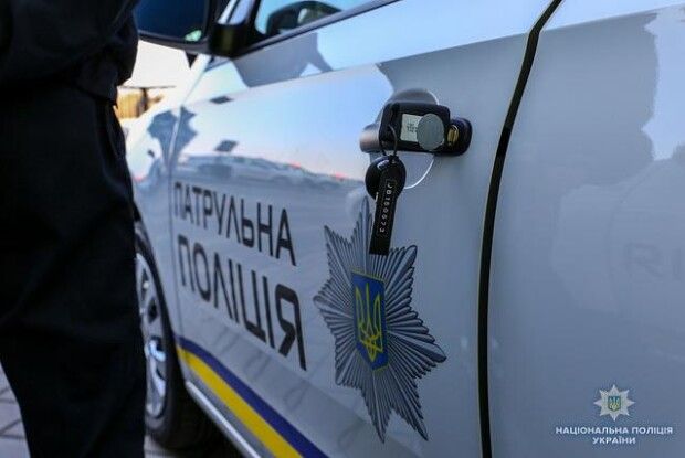 У Дніпрі натовп молодих людей прикував до дерева чоловіка