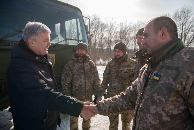 Не тільки військова техніка: Порошенко приїхав до бійців на фронт із сюрпризом (Фото, відео)