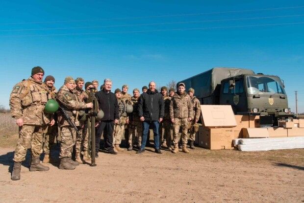 Збивають російські ракети і гелікоптери: Порошенко привіз техніку у підрозділ ППО на Південь (Фото)