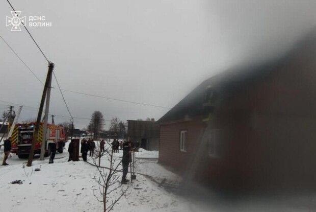 На волинському Поліссі вогонь ледь не знищив велику хату